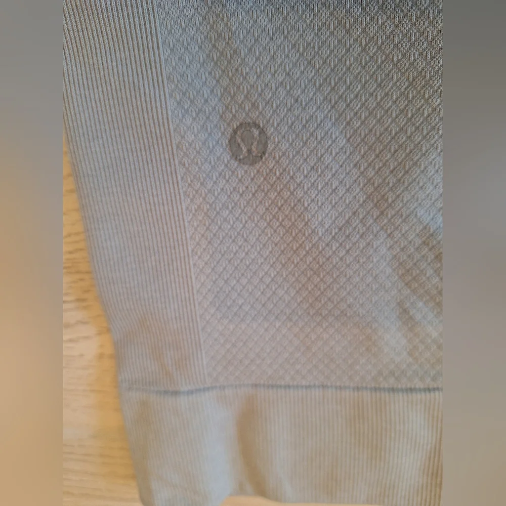Lululemon Cropped Capri Gray Textured Compression Leggings - Size 6